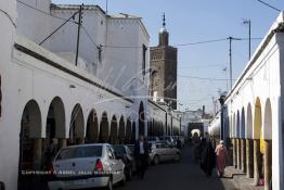 Image du Maroc Professionnelle de  Parmi les endroits les plus pittoresques de Casablanca, la Cité de Habous conçue par les architectes Auguste Cadet et Edmond Brion d’après l’ébauche d’un premier plan-masse dû à Albert Laprade. La construction n’avait commencé qu’après la première guerre mondiale. Situé près du Palais Royale, ce joyau architectural est le point de départ de la nouvelle médina de la ville, Samedi 8 Novembre 2008. Au centre le minaret de La mosquée Ben Youssef. Le quartier des Habous fait partie du patrimoine architectural de Casablanca (Photo / Abdeljalil Bounhar)



 